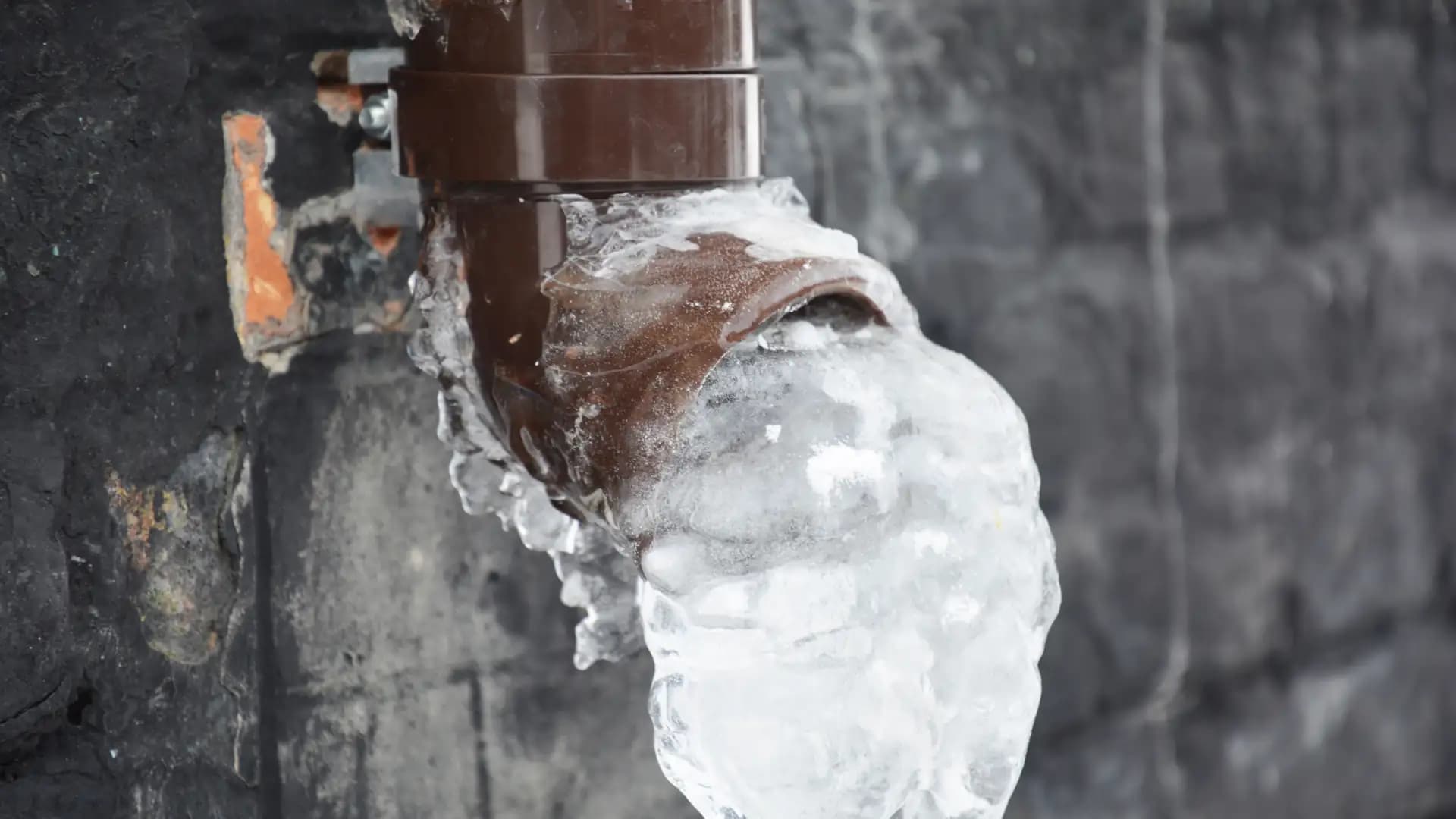 How to clean out blocked downpipes & A frozen downpipe